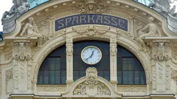Secesní budova zrekonstruovaného objektu bývalé Sparkasse v centru Karlových Varů se prodala 5. října 2021 v dražbě za vyvolávací cenu 100 milionů korun
