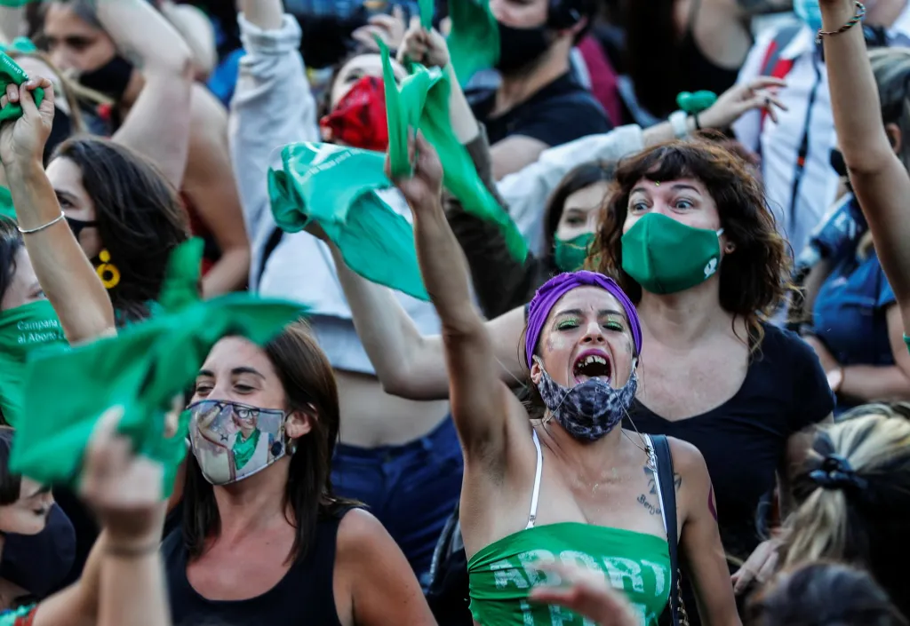 Stávka za právo na potrat v argentinském Buenos Aires. Prezident země dává ženám naději na beztrestnost umělého přerušení těhotenství