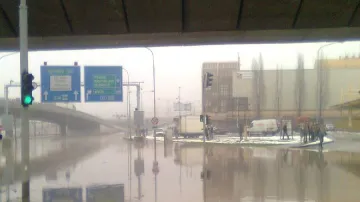 Voda z prasklého potrubí zaplavila Pisárecký tunel