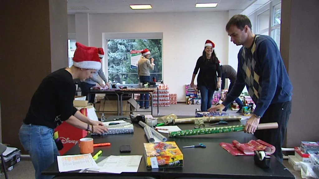 Dobrovolníci balí dárky pro děti z domovů