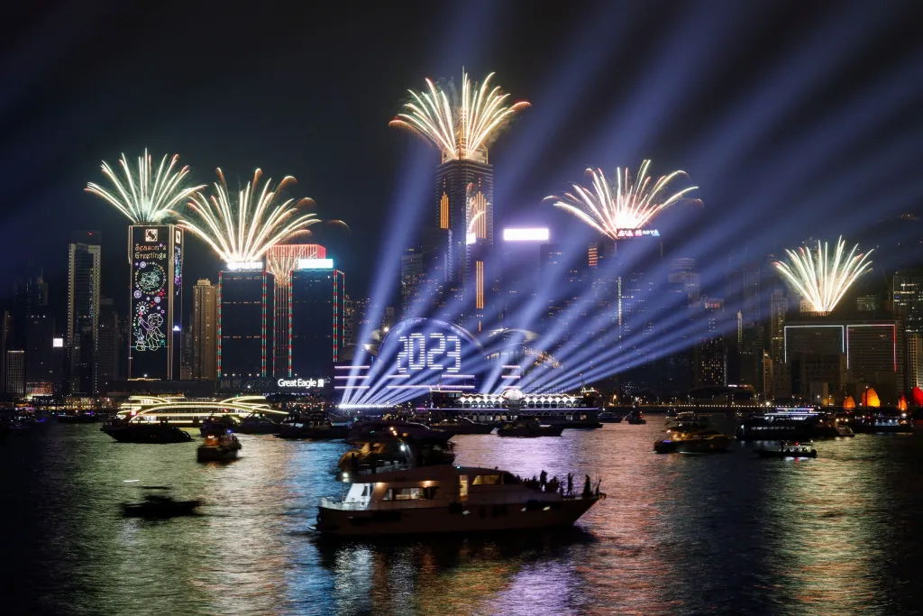 Světelnou show přivítal rok 2023 například Hongkong