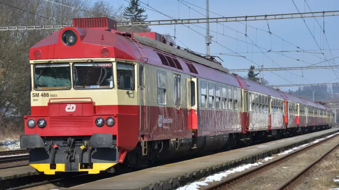 Kromě nových regiopanterů jezdí na jižní Moravě také elektrické jednotky řady 560 ze 60. let minulého století přezdívané Tornádo.