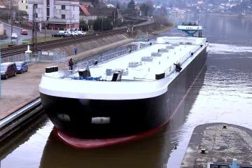 Z Lovosic vyplul tanker pro Nizozemce, na dostatek vody v Labi čekal čtvrt roku