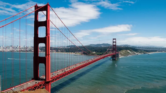 Golden Gate Bridge je visutý most u Sanfranciského zálivu přes průliv Golden Gate v Kalifornii. Je dlouhý 2,7 km a ve své době byl nejdelším visutým mostem na světě. Toto prvenství si udržel dalších 27 let až do roku 1964