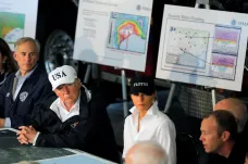 Trump s manželkou a ministry navštívili zaplavený Texas 