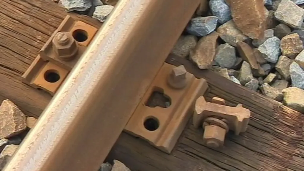 Odstraněné šrouby na železnici