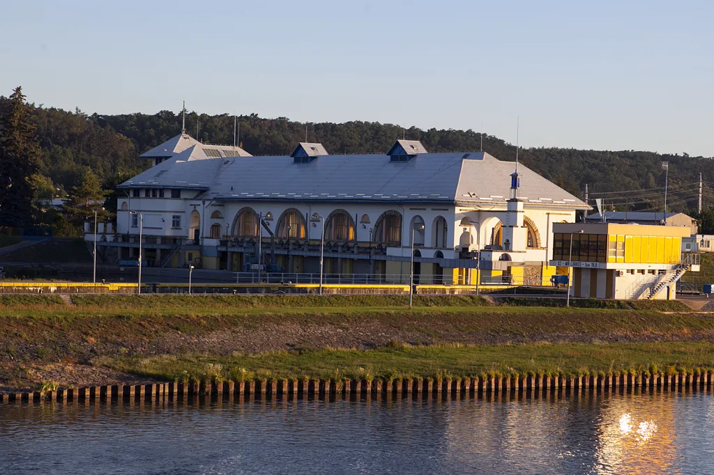 Jez s mostem a elektrárnou tvoří jednotný architektonický celek, který byl ceněný už i v době vzniku, kdy si jeho plány dokonce přijeli opatřit američtí stavitelé.