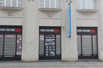 Z výlohy strhal potréty unesených Hamásem. Muzeum v odvetě vylepilo jeho fotografii