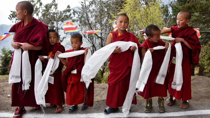 Mniši čekají v klášteře Tawang na příjezd dalajlamy