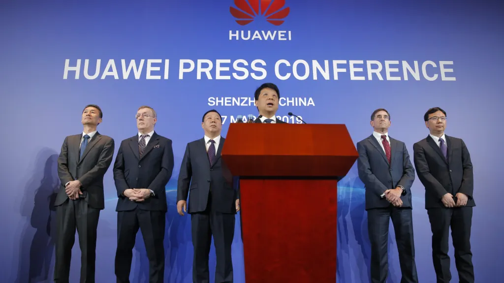 Představitelé firmy Huawei oznámili podání žaloby na vládu USA