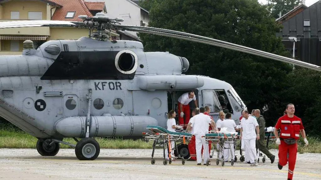 Vrtulník NATO pomáhá se záchranou zraněných českých turistů