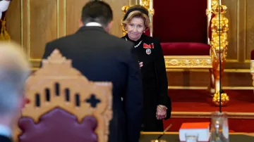 Norská královna Sonja přihlíží tomu, jak král Haakon skládá přísahu věrnosti ústavě v norském parlamentu 