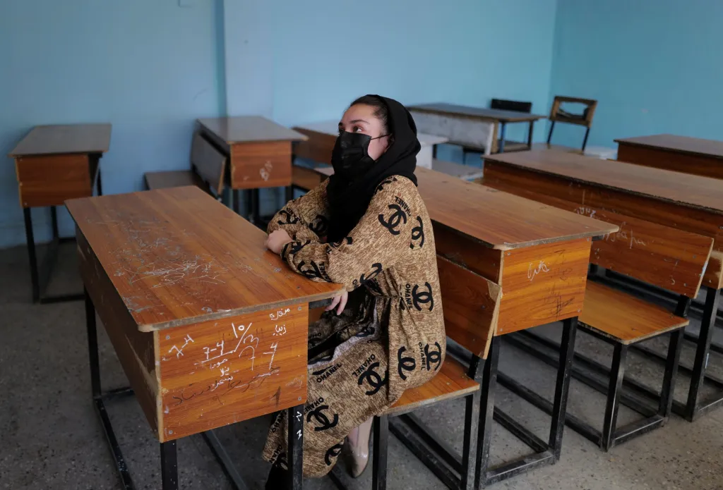 Sahar provedla novináře svou starou třídou. Ředitel školy jí dovolil navštívit s novináři budovu