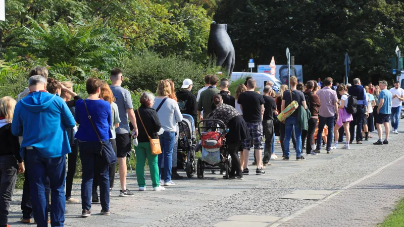 Fronta před jednou z berlínských volebních místností (26. září 2021)