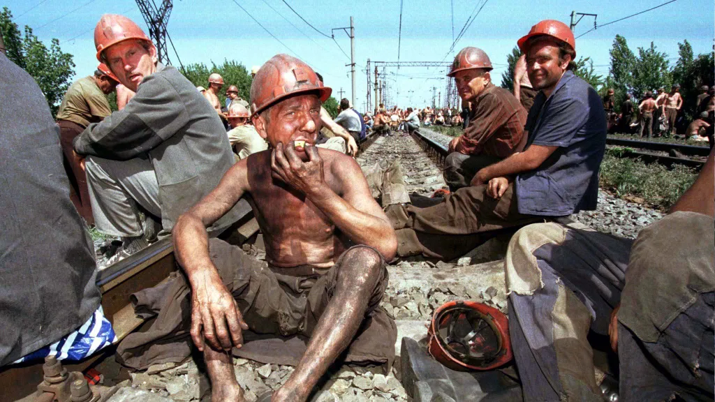 Doněčtí horníci stávkující po měsících bez výplaty v červenci 1996