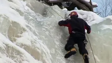 Horolezec zdolává ledovou stěnu