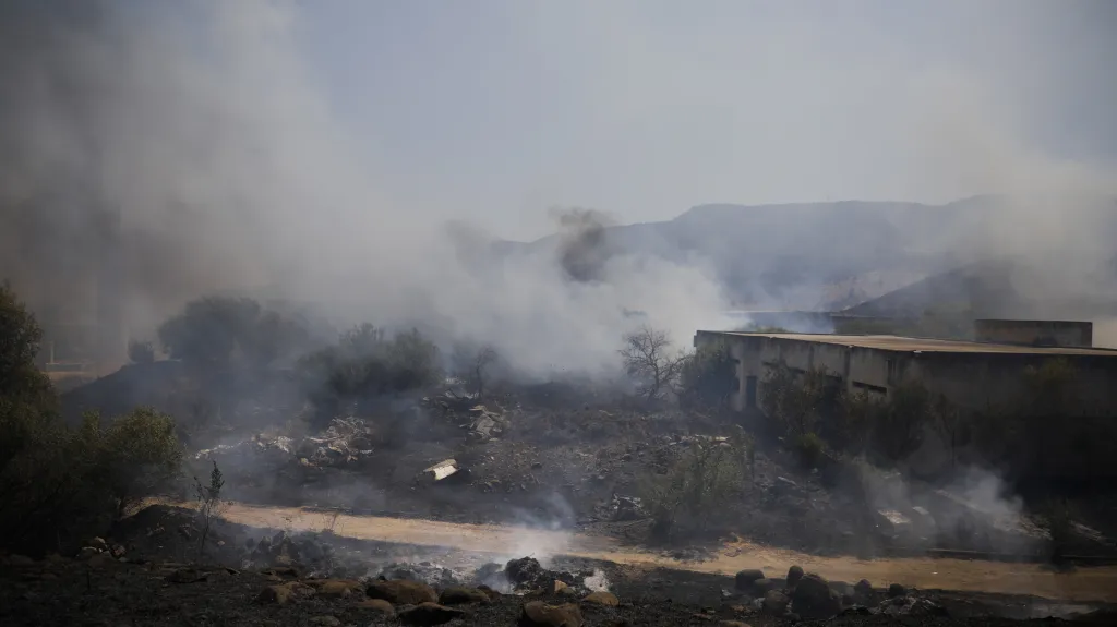 Hořící pole po zásahu rakety vypálené z Libanonu na izraelské území