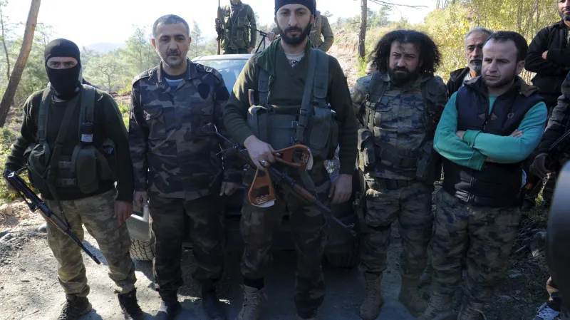 Alpaslan Çelik ukazuje část padáku, který použila posádka sestřeleného ruského letadla