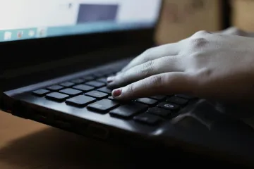 Dezinformace se často snaží působit na naše emoce, říká odborník