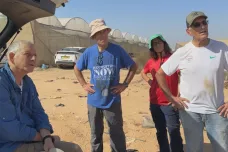 Na pomoc farmářům blízko Pásma Gazy se sjíždějí lidé z celého Izraele