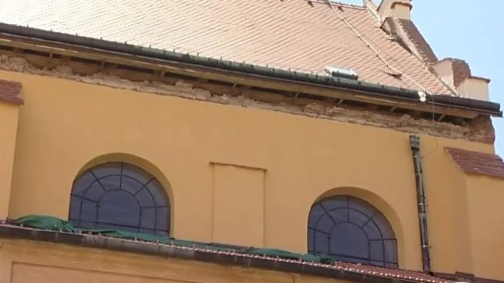 Zřícená kostelní římsa