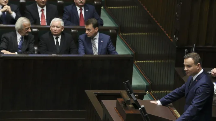 První schůze nově zvoleného parlamentu se účastnil i prezident Duda