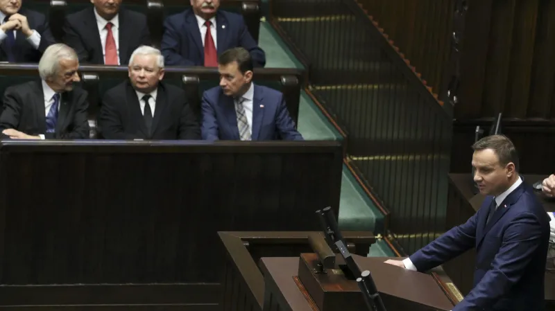 První schůze nově zvoleného parlamentu se účastnil i prezident Duda