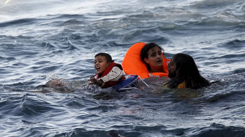 Uprchlíci z potopené lodě v řeckých vodách