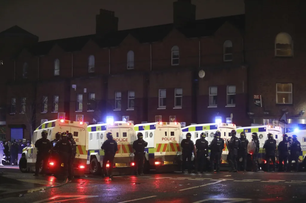 Pět nocí v řadě zažívala výtržnosti čtvrť Tullyally na jižním okraji Derry v severoirském Belfastu. Policie se obává, že konflikt bude pokračovat