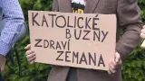 Transparent odkazující na Putnovu ceduli z pochodu Prague Pride