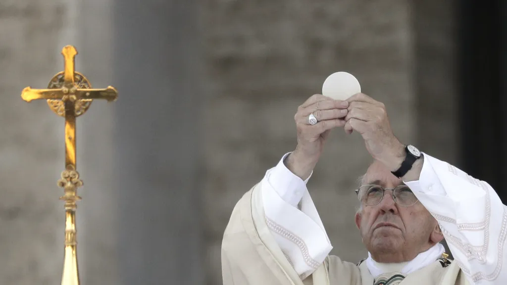 Papež František s hostií při svátosti eucharistie