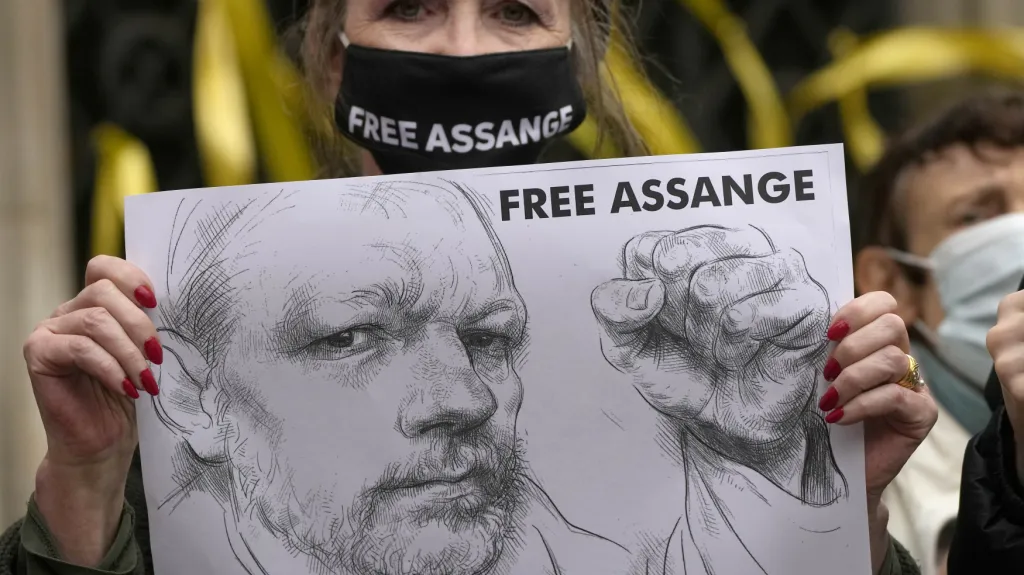 Assangeho podporovatelé před londýnským soudem