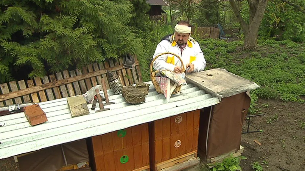 Včelař kontroluje úly