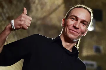 Nad sněmovnou poprvé zavlaje pirátská vlajka