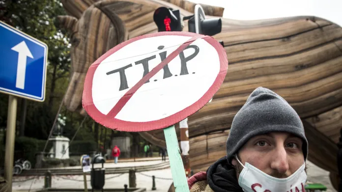 Jeden z protestů proti TTIP, který se uskutečnil v říjnu 2015 v Bruselu