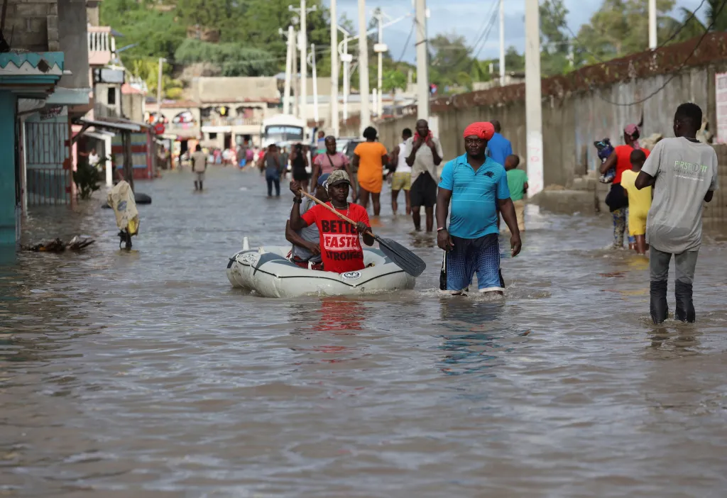 Povodně na Haiti zasáhly města i vesnice. Tisíce lidí musely být evakuovány