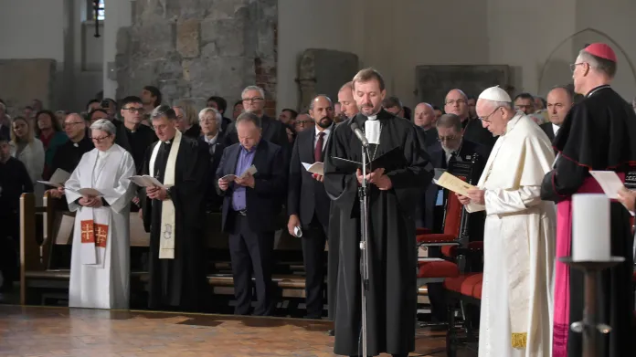 Papež během ekumenické bohuslužby v evangelické Dómské katedrále v Rize
