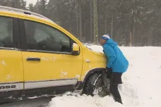 Sněžení místy zkomplikovalo dopravu, v Krkonoších napadne o víkendu až 60 centimetrů