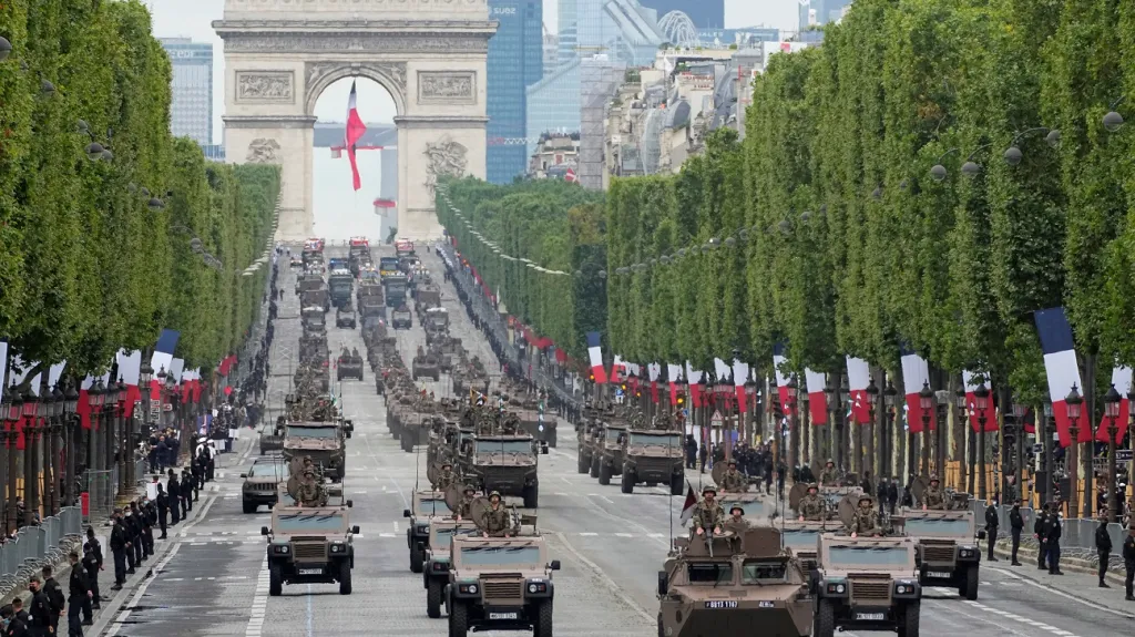 V Paříží se konala tradiční vojenská přehlídka u příležitosti výročí dobytí Bastily