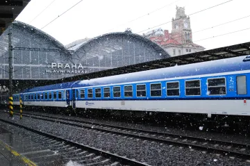 Vlaky v Praze kvůli krádeži kabelů nabírají zpoždění až devadesát minut
