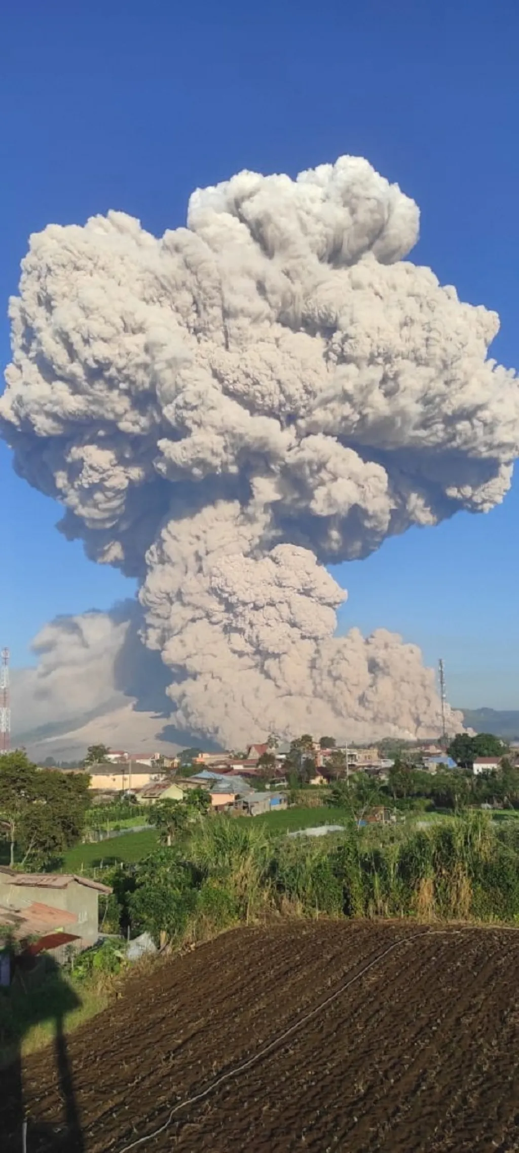 Indonéská sopka Mount Sinabung chrlí horký popel do výšky pěti kilometrů