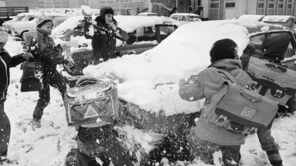 Děti se v Praze roku 1981 koulovaly už 9. listopadu