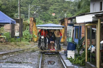 Jedinou cestu do ráje umožňuje stará drezína. Pohled na velké kytovce ale stojí za to 