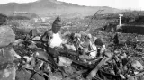 Zničený buddhistický chrám v Nagasaki, šest týdnů po svržení atomové bomby na město
