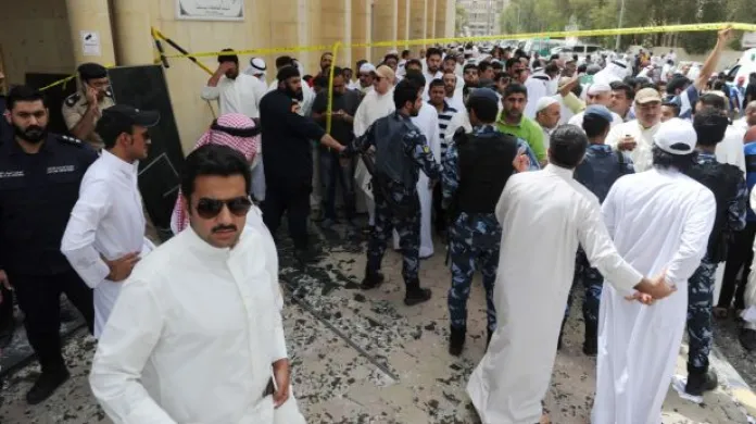 Události: K útoku v kuvajtské mešitě se přihlásila odnož IS