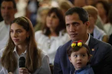 Armáda se dopouští blokováním humanitární pomoci genocidy, prohlásil Guaidó