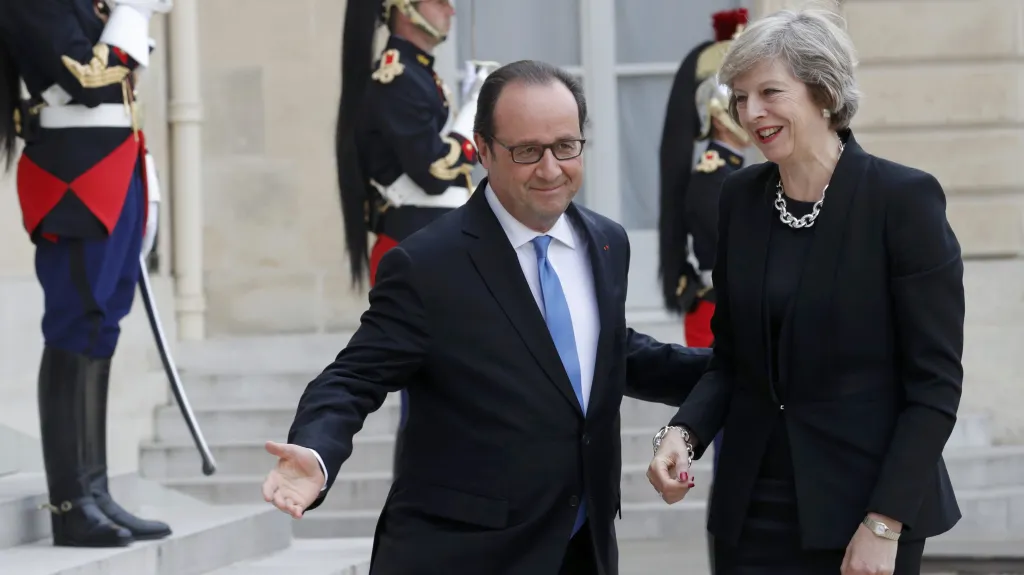 Hollande vítá v Elysejském paláci britskou premiérku Mayovou