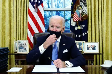 USA se vrací ke klimatické dohodě, končí i stavba hraniční zdi. Biden se vrhl do práce