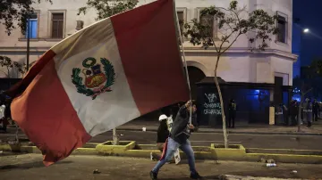 Protestující s peruánskou vlajkou (15. 10. 2025)