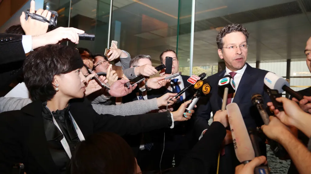 Nizozemský ministr financí Jeroen Dijsselbloem v obležení novinářů